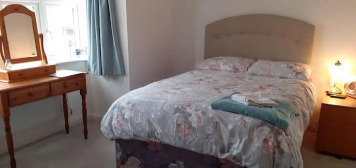 Beautiful En-Suite Room With Stairs Уокингам Екстериор снимка
