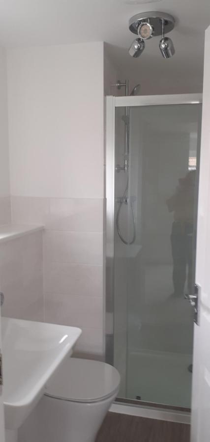 Beautiful En-Suite Room With Stairs Уокингам Екстериор снимка